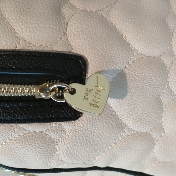 XOX BETSY JOHNSON PURSE Cream, Black, and Gold Heart Bag. - Picture 6 of 14